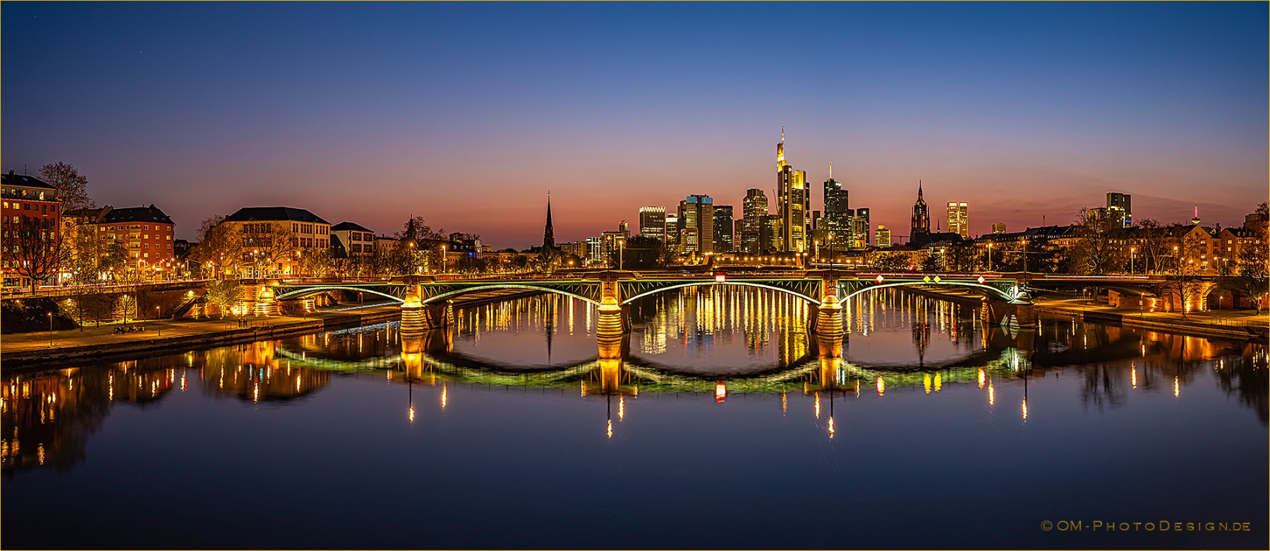 Frankfurt Skyline - Blaue Stunde